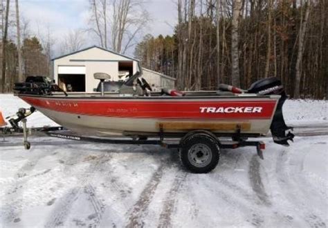 This <strong>Tracker</strong> by <strong>Tracker</strong> Marine outboard utility has a aluminum hull, is 17. . 2001 tracker pro deep v16 specs